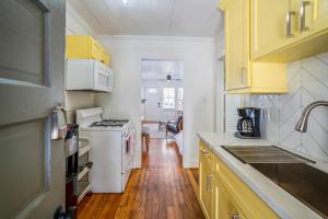 Køkken eller tekøkken på Historic Heights Artist Bungalow #1