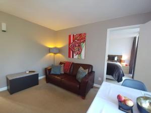 uma sala de estar com um sofá e uma cama em Portreeves em Arundel