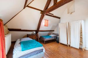 ein Schlafzimmer mit einem Bett im Dachgeschoss in der Unterkunft La Pierre Blanche 