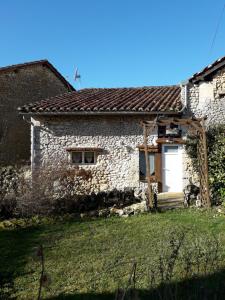 an old stone house with a white door at La P'tite Maison in Lisle