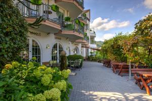 A garden outside Moselromantik Hotel Am Panoramabogen