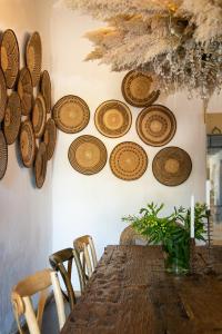 a table with a bunch of hats hanging on a wall at Boutique Guesthouse Hanover in Hanover