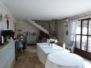 - un salon avec une table et un escalier dans l'établissement Mas Bastide st Victor pour 10 personnes, à Puyvert