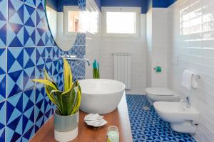 Koupelna v ubytování Mako Sorrento Suites + 12 fotografií