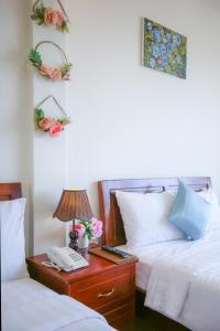 Postel nebo postele na pokoji v ubytování Rose Valley Hotel Da Lat Vietnam