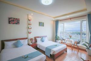 Postel nebo postele na pokoji v ubytování Rose Valley Hotel Da Lat Vietnam