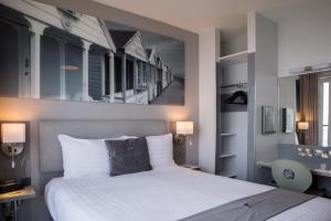 洛斯托夫特的住宿－Allseasons Hotel，卧室配有一张床,墙上挂有绘画作品