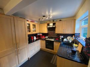 Kuchyň nebo kuchyňský kout v ubytování beautiful 4 Bed house, stunning kitchen&en suite