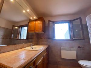 un baño con lavabo e inodoro en Duplex Belvédère-Campomoro, vue mer, en Belvédère 17 fotos más