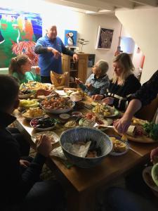 Dunnottar Cottage في ستونهافين: مجموعة من الناس يجلسون حول طاولة يأكلون الطعام