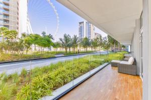 杜拜的住宿－Elegant 2+1 BR with Fantastic Views of Ain Dubai，相簿中的一張相片