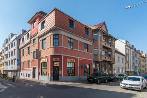 un bâtiment dans une rue avec des voitures garées devant elle dans l'établissement Apartment Sirius F in center of CB, à České Budějovice