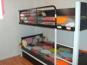 2 beliches num quarto com uma cama em Maison avec piscine collective sur Gruissan 6MIN39 em Gruissan