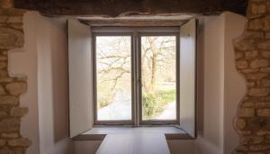 ein offenes Fenster in einem Zimmer mit Aussicht in der Unterkunft The Fox at Barrington in Burford