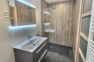 y baño con lavabo y ducha. en Superbe, T3 spacieux 78 m2, Neuf, Parking en Gerde