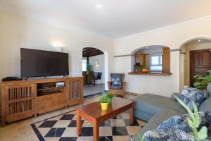 A television and/or entertainment centre at Hipoclub Villas, Aguamarina 5
