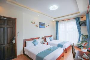 Postel nebo postele na pokoji v ubytování Rose Valley Hotel Da Lat Vietnam