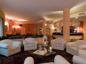 Posezení v ubytování Hotel Bifi + 27 fotografií