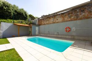 ein Pool in einem Hof neben einem Gebäude in der Unterkunft Douro by your side with Pool in Vila Nova de Gaia