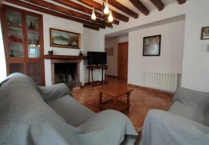 salon z kanapą i kominkiem w obiekcie Complejo Apartamentos Rurales Molino de Abajo w mieście Ribera Baja