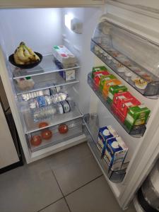 einen offenen Kühlschrank mit Speisen und Getränken in der Unterkunft Casa Vacanze Campanella - Apartment at the Zisa in Palermo