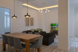 TV a/nebo společenská místnost v ubytování Fresh Velazquez Apartments