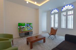 TV a/nebo společenská místnost v ubytování Fresh Velazquez Apartments