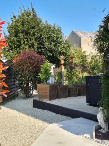 un jardin avec des plantes et des arbres séparés dans l'établissement Mont Naïa, à Pontorson