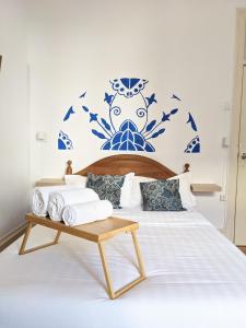 a bedroom with a bed with a blue and white wall at BOA LISBOA 3 bedroom spacious apartment in Lisbon