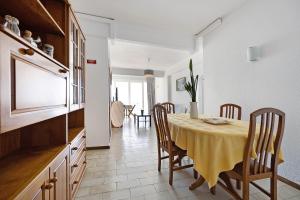 a kitchen and dining room with a table and chairs at Frente Mar in Portimão