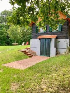 ein Haus mit grüner Tür im Hof in der Unterkunft Kellerstöckl Weber in Güssing