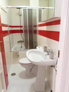 La salle de bains est pourvue d'un lavabo blanc et de toilettes. dans l'établissement ALOJAMIENTO MIRASIERRA, à Torre del Campo