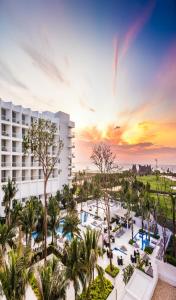 eine Luftansicht des Resorts bei Sonnenuntergang in der Unterkunft Dreams Karibana Cartagena Golf & Spa Resort in Cartagena de Indias