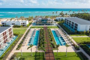 uma vista aérea do resort e do oceano em Live Aqua Punta Cana - All Inclusive - Adults Only em Punta Cana