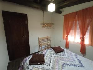 A bed or beds in a room at Castillo Esmeralda