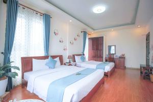 Postel nebo postele na pokoji v ubytování Rose Valley Hotel Da Lat Vietnam