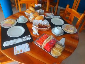 una mesa de madera con comida encima en Pousada Casa du Soleil Camocim en Camocim