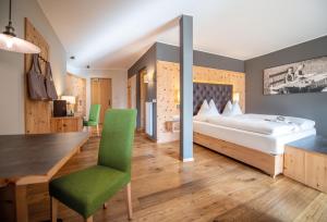 Postel nebo postele na pokoji v ubytování Hotel DAS ROYAL in Obereggen + 37 fotografií