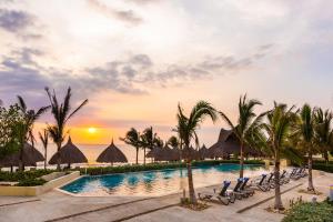 المسبح في Dreams Karibana Cartagena Golf & Spa Resort أو بالجوار