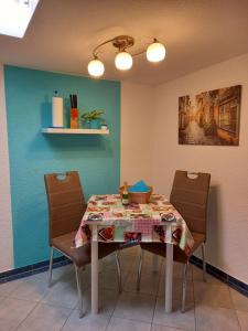 une table à manger avec des chaises et un tissu de table dans l'établissement Ferienwohnung Kransevitz, à Kransevitz