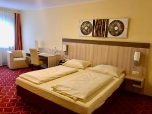 Een bed of bedden in een kamer bij Montana Hotel Köln-Bonn Airport