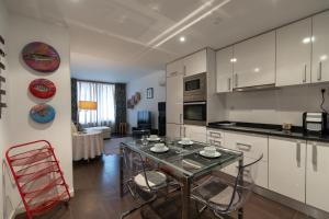 a kitchen with a table and chairs in a room at Apartamento Luz T1 Sesimbra in Sesimbra