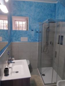 een badkamer met douche, wastafel en toilet bij Appartamento Asia in Lipari +21 foto's