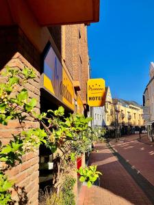 una señal en el lateral de un edificio en una calle en Montana Hotel Köln-Bonn Airport, en Troisdorf