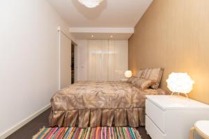a bedroom with a bed and a white dresser at Apartamento Luz T1 Sesimbra in Sesimbra