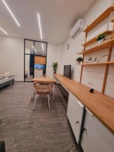 - un bureau avec un bureau et une table dans une chambre dans l'établissement Taskovic Apartment, à Ljubljana