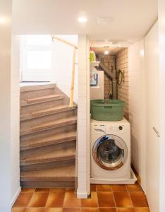 uma lavandaria com máquina de lavar e secar roupa em Loohuisje em Aalten