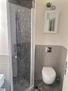 La salle de bains est pourvue d'une douche, de toilettes et d'un lavabo. dans l'établissement Appartement hyper centre de St Germain en Laye 4min du RER, à Saint-Germain-en-Laye