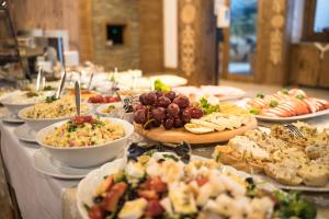 stół z wieloma talerzami jedzenia w obiekcie Miodowy Dworek w Bukowinie Tatrzańskiej