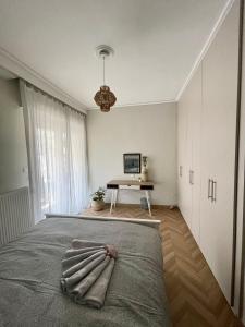 TV a/nebo společenská místnost v ubytování Διαμέρισμα στο κέντρο της Θεσσαλονίκης!